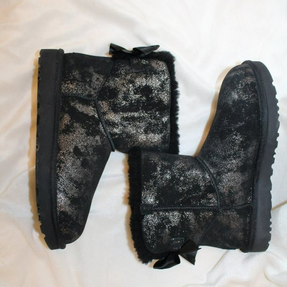 NEW UGG WOMEN'S MINI METALIC SHIMMER BAILEY BOW BLACK SILVER SUEDE BOOTS - Picture 2 of 10